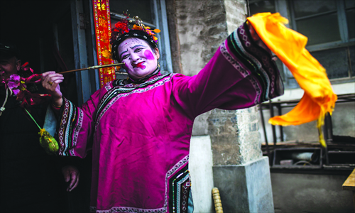 2. Liu Xiang transforms into a garish matchmaker for the yangko dance performance.
