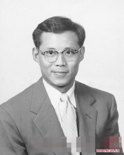 File photo taken in 1955 shows the portrait of Zheng Zhemin before he leaves for China from the United States. Explosions expert Zheng Zhemin won China's top science award on Friday. Zheng, 88, is member of both the Chinese Academy of Sciences and the Chinese Academy of Engineering (CAE). Zheng has devoted himself to research in the areas of elastic mechanics, explosive processing and underground nuclear detonations. (Xinhua)Related:Chinese scientists awarded top prizeBEIJING, Jan. 18 (Xinhua) -- Explosion mechanics expert Zheng Zhemin and radar engineer Wang Xiaomo won China's top science award on Friday.They were honored for their remarkable contributions in scientific and technological innovation, according to a government statement. Full story