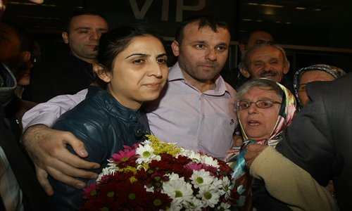 Turkish journalist  Cuneyt Unal (center) is wecomed by his relatives at Ankara Esenboga airport on Monday following his release. Unal was captured by government troops in Syria three months ago. Photo: AFP 