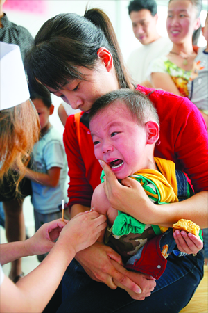 Getting vaccinated can be an uneasy experience for both children and their parents.  Photo: CFP