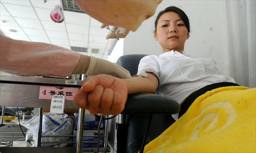 A volunteer donates blood Sunday at a blood center in Changning district.  The donation will be used to help a Liberian patient with a rare blood type who will have surgery in Shanghai. Photo: Yang Hui/GT