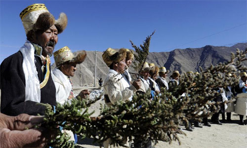 People gather to pray for good fortune on Losar, the New Year's Day in the Tibetan calendar, at Caina Village of Qushui County in Lhasa, capital of southwest China's Tibet Autonomous Region, Feb. 11, 2013. Photo: Xinhua
