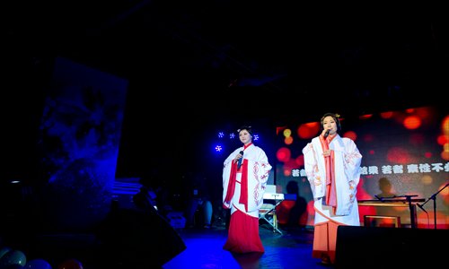 <em>Gufeng</em> singers perform at MMQMusic's new year concert in Beijing on Dec 31, 2012. Photo: Courtesy of MMQMusic 