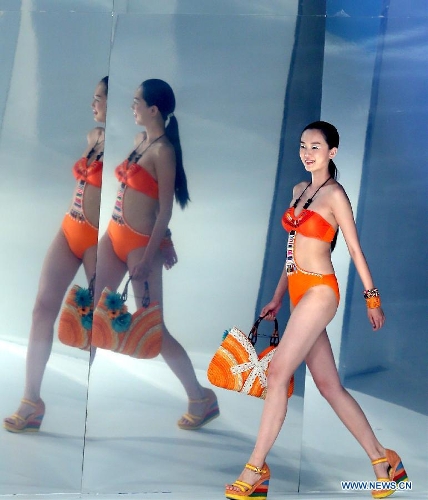  A model presents a creation at the 2014 Hosa swimwear show in Beijing, capital of China, May 21, 2013. (Xinhua/Chen Jianli) 