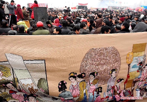 &nbsp;People gather to visit a New Year fair in Baofeng County, central China's Henan Province, Feb. 4, 2012. People living in central China region has a tradition to visit a New Year fair, in which almost all kinds of daily commodities can be found. Chinese people who live in the central China region have formed various traditions to celebrate the Chinese Lunar New Year. (Xinhua/Wang Song)