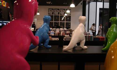 A dinosaur exhibition at UCCA that inspired a similar USB storage device sold at the art center. Photo: CFP