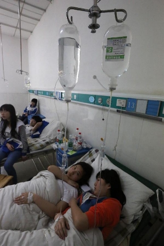 Affected students receive medical treatment as they are hospitalized in Lianyuan, central China's Hunan Province, May 6, 2013. Seventy-three students from Xingzhi Middle School were hospitalized on Monday afternoon over possible food poisoning in Lianyuan, according to local authorities. Initial investigation showed that spoiled rice noodles provided by the school cafeteria were to blame for the incident. (Xinhua)