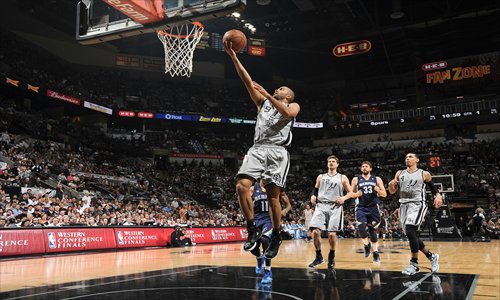 Tony Parker (No.9) of the San Antonio Spurs shoots a layup against the Memphis Grizzlies on Sunday. Photo: CFP