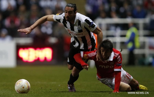 Eduardo Salvio (R) of Benfica vies with Jonas Gutierrez of Newcastle United during the UEFA Europa League quarterfinal second leg between Newcastle United and Benfica at St James' Park in London, Britain on April 11, 2013. The match ended with a 1-1 draw and Benfica advanced to the semifinal with 4-2 on aggregate. (Xinhua/Wang Lili) 