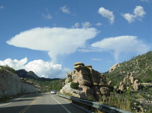 The fallstreak on shape of huge UFO above a expressway in Tucson, Arizona, USA (Source: www.gmw.cn)