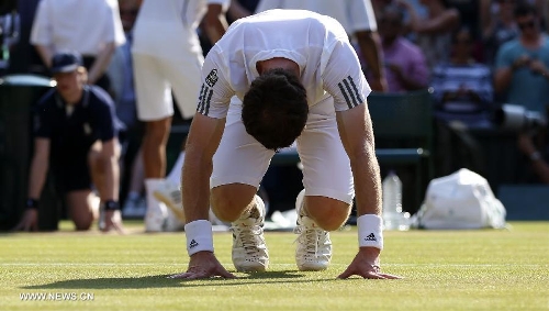 &nbsp;Andy Murray of Great Britain celebrates after winning the men's singles final with Novak Djokovic of Serbia on day 13 of the Wimbledon Lawn Tennis Championships at the All England Lawn Tennis and Croquet Club in London, Britain, on July 7, 2013. Andy Murray on Sunday won his first Wimbledon title and ended Britain's 77-year wait for a men's champion with a 6-4 7-5 6-4 victory over world number one Novak Djokovic. (Xinhua/Wang Lili) 