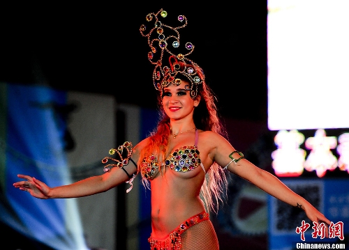 Brazilian dancers dance the samba at the Happy Valley Carnival in Beijing, capital of China, June 29, 2013. The grand carnival, which kicked off on June 29, will run for 58 days until August 25. (Photo:Chinanews.com)