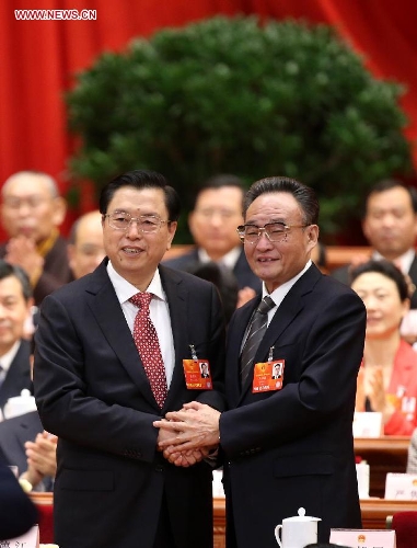  Wu Bangguo (R) shakes hands with Zhang Dejiang after Zhang was elected chairman of the 12th National People's Congress (NPC) Standing Committee at the fourth plenary meeting of the first session of the 12th NPC in Beijing, capital of China, March 14, 2013. (Xinhua/Pang Xinglei)