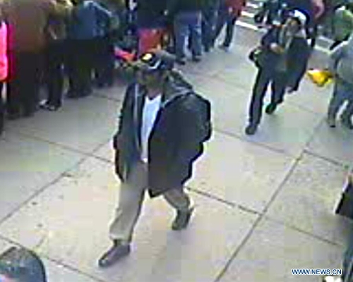 Photo released by the U.S. Federal Bureau of Investigation (FBI) in Boston on April 18, 2013 shows two Boston bombing suspects. The FBI special agent Richard DesLauriers on Thursday released the photos and video of two suspects of Monday's deadly bombings in Boston, asking for the public's help to identify them. (Xinhua/FBI)