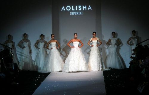 Models present creations at the wedding dress show of Italian brand Aolisha during the Shanghai Fashion Week in Shanghai, East China, October 21, 2012. Photo: Xinhua