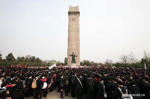 Students attend a memorial ceremony held at Yuhuatai Martyr Cemetery in Nanjing, capital of east China's Jiangsu Province, March 30, 2013. Various memorial ceremonies were held across the country to pay respect to martyrs ahead of the Qingming Festival, or Tomb Sweeping Day, which falls on April 4 this year. (Xinhua) 