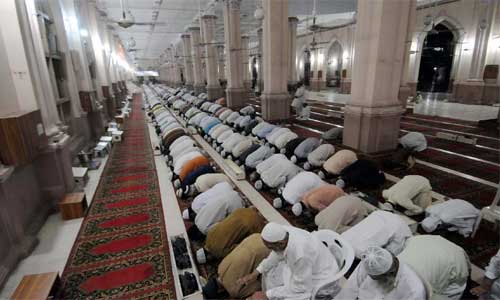 Pakistani Muslims offer special evening prayer 