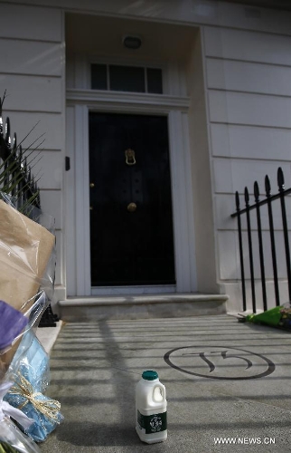 A bottle of milk to pay tributes is seen outside the residence of Baroness Thatcher in No.73 Chester Square in London, Britain, on April 8, 2013. Former British Prime Minister Margaret Thatcher died at the age of 87 after suffering a stroke, her spokesman announced Monday. (Xinhua/Wang Lili) 