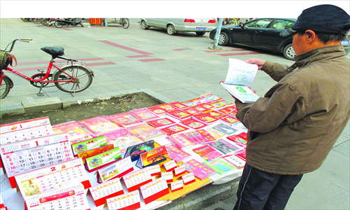 A man selecting a new huangli at a  vendor's stand in Jilin, Jilin Province. Photo: IC