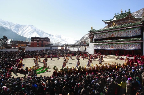  Buddhist monks perform a ritual dance to pray for good fortune and harvest at the Labrang Monastery in Xiahe County, Gannan Tibetan Autonomous Prefecture, northwest China's Gansu Province, Feb. 23, 2013. The Labrang Monastery is among the six great monasteries of the Geluk school of Tibetan Buddhism. (Xinhua/Shi Youdong) 