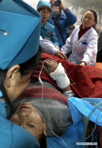 A victim of an accident in which an expressway bridge partially collapsed due to a truck explosion in Mianchi County, receives treatment at a hospital in Sanmenxia, central China's Henan Province, Feb. 1, 2013. The explosion, which occurred around 8:52 a.m. (0052 GMT) on Feb. 1, caused several vehicles to tumble from the bridge. At least four people died and eight others were injured, the city government of Sanmenxia said. Search and rescue efforts are under way. (Xinhua/Cui Chang) 