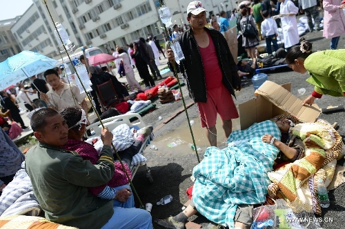 Injured people receive medical treatment at the People's Hospital in Lushan County of Ya'an City, southwest China's Sichuan Province, April 20, 2013. The death toll rises to 46 in the 7.0-magnitude earthquake hitting Lushan County Saturday morning. (Xinhua/Jiang Hongjing)