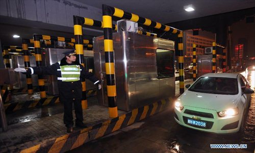 A car moves through a toll gate of highway in Changsha, capital of central China's Hunan Province, on Feb. 9, 2013. The highways in China will be toll-free for passenger cars from 0:00 on Feb. 9 to 24:00 on Feb. 15 when most Chinese will go home for the Spring Festival and return to work. Photo: Xinhua