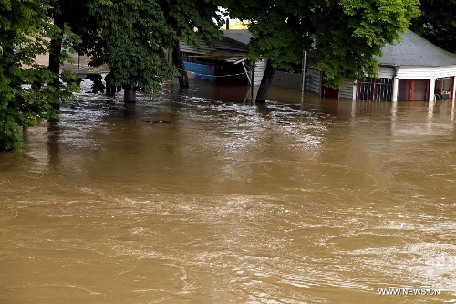 Photo taken on June 4, 2013 shows a flooded street with submerged residential buildings in Halle, eastern Germany. The water level of Saale River across Halle City is expected to rise up to its historical record of 7.8 meters in 400 years, due to persistent heavy rains in south and east Germany. (Xinhua/Pan Xu)&nbsp; 
