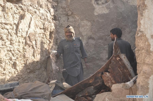 Pakistani Frontier Constables remove debris of collapsed mud houses in southwest Pakistan's Mashkel area, April 19, 2013. Pakistani authorities on Thursday said that rescue operations had been speeded up in areas affected by the Tuesday's 7.9 magnitude earthquake in the country's southwestern province of Balochistan near Pakistan-Iran border. At least 40 people were killed and over 300 others injured in a 7.9-magnitude earthquake that hit Pakistan on Tuesday afternoon, an official with National Disaster Management Authority (NDMA) told Xinhua on Wednesday. (Xinhua/Asad) 