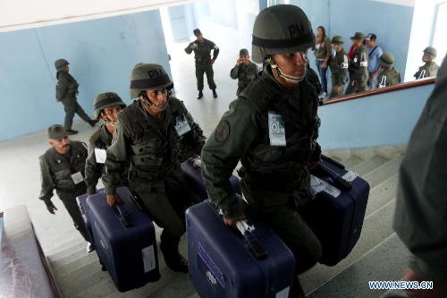 Soldiers unload electoral material to distribute for the Venezuelan presidential elections, in Caracas, capital of Venezuela, on April 10, 2013. Venezuela will hold presidential elections on April 14.(Xinhua/AVN)