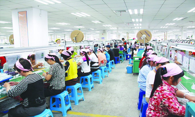 Employees work at a Foxconn plant that mainly produces electronic connectors and cable assembly products on May 18 in Fengcheng, Jiangxi Province. Photo: CFP