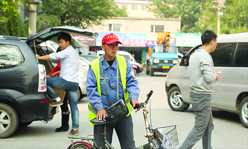 Shen Xiangdang, father of Shen Kai, an urban management officer who was stabbed to death by a street vendor four years ago, works three jobs, as a parking lot guard, parking fee collector and garbage man. Photo: Yu Weihua
