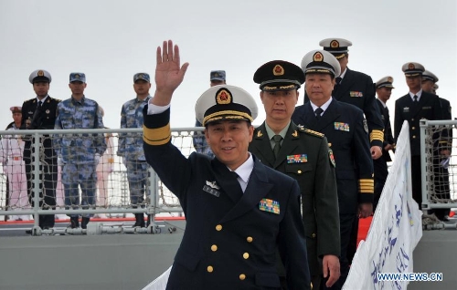 Li Xiaoyan (Front), commander of the 13th Escort Taskforce of the Chinese navy, waves upon arriving at Lisbon, Portugal, April 15, 2013. The 13th escort taskforce of the Chinese navy arrived in Lisbon on Monday, for a five-day goodwill visit to the country. (Xinhua/Zhang Liyun) 