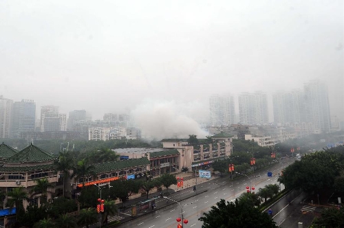 The city is seen through the fog in Nanning, capital of south China's Guangxi Zhuang Autonomous Region, Feb. 17, 2013. Heavy fog engulfed Nanning here on Sunday. (Xinhua/Huang Xiaobang) 