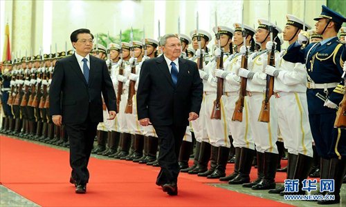 Chinese President Hu Jintao (L) holds a welcoming ceremony for Raul Castro Ruz, president of Cuba's Council of State and the Council of Ministers, at the Great Hall of the People in Beijing, capital of China, July 5, 2012. Photo: Xinhua