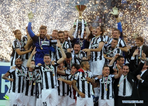 Juventus' players celebrate during an awarding ceremony after the Italian Serie A football match against Cagliari at the Juventus stadium in Turin, Italy, May 11, 2013. The match ended with a 1-1 draw. Juventus secured their 29th league title last weekend. (Xinhua/Alberto Lingria) 