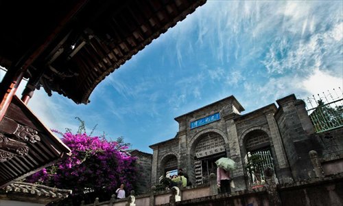 Tourists visit a library in the ancient townlet Heshun in Tengchong County, southwest China's Yunnan Province, on November 3, 2012. The townlet, featuring time-honored temples and houses, is located three kilometers away from the county seat of Tengchong, where live 6,000 people. Photo: Xinhua