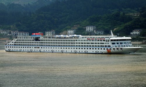 A cruise vessel travels the Yangtze River in Yichang, Central China's Hubei Province on Wednesday. China received new shipbuilding orders of 13.75 million deadweight tons in the first five months of 2013, up 44.2 percent year-on-year, according to the China Association of the Shipbuilding Industry. Photo: IC
