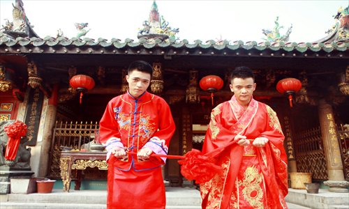 During the National Day holidays, 24-year-old Lu Zhong and his gay partner 20-year-old Liu Wanqiang held a public wedding ceremony in their hometown of Ningde, Fujian province. The couple met and fell in love 2 years ago and their engagement in Dongguan caused a big stir throughout China.Photo: China.org.cn