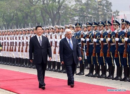 Chinese President Xi Jinping (L) and Palestinian President Mahmoud Abbas review an honor guard during a welcoming ceremony held for Abbas in Beijing, capital of China, May 6, 2013. (Xinhua/Liu Weibing) 