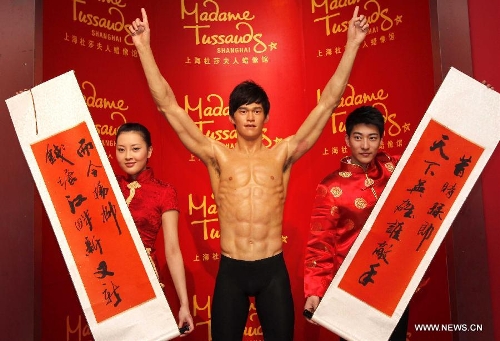 The waxwork of star swimmer Sun Yang (C) is unveiled at Madame Tussauds Shanghai in east China's Shanghai Municipality, Feb. 4, 2012. Sun is the first Chinese male swimmer to win an Olympic gold. (Xinhua/Liu Ying) 