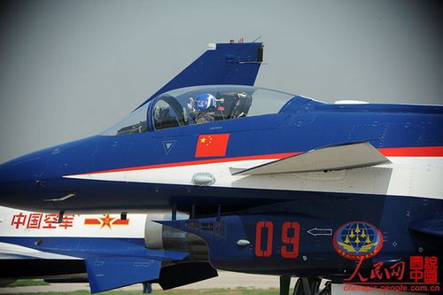 PLA Air Force gives air show and parachute performance in Xi'an, Shaanxi Province, July 11, 2012. Photo: People's Daily Online