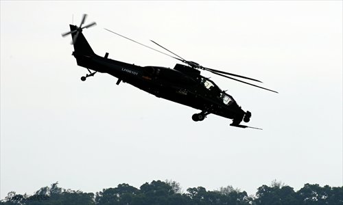 WZ-10 attack helicopter flies during its first practice run in Zhuhai, Guangdong province on November 11. The Chinese-designed helicopter will appear at the Zhuhai Air Show from November 13 to 18. Photo: sina.com