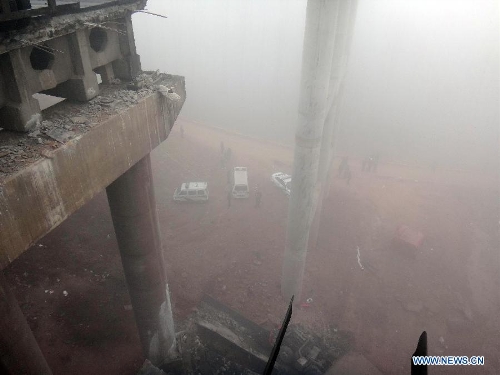 Photo taken on Feb.1, 2013 shows the accident site where an expressway bridge partially collapsed due to a truck explosion in Mianchi County, Sanmenxia, central China's Henan Province. The explosion, which occurred around 8:52 a.m. (0052 GMT) on Feb. 1, caused several vehicles to tumble from the bridge. At least four people died and eight others were injured, the city government of Sanmenxia said. Search and rescue efforts are under way. (Xinhua/Xiao Meng) 