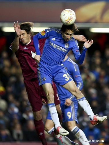 Chelsea's Yossi Benayoun (R) heads the ball during the UEFA Europa League quarter-final first leg football match against Rubin Kazan in London, capital of Britain, on April 4, 2013. Chelsea won the match 3-1. (Xinhua/Tang Shi) 