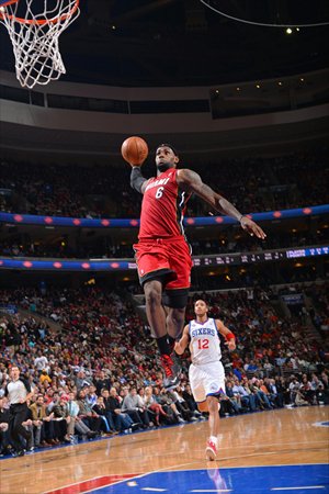 LeBron James (No.6) of the Miami Heat slams against Evan Turner of the Philadelphia 76ers on Wednesday. Photo: CFP