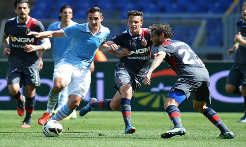 Miroslav Klose (3rd from right) of Lazio drives against Matias Bero (2nd from right) of Bologna at the Olimpico Stadium in Rome on Sunday. Photo: IC