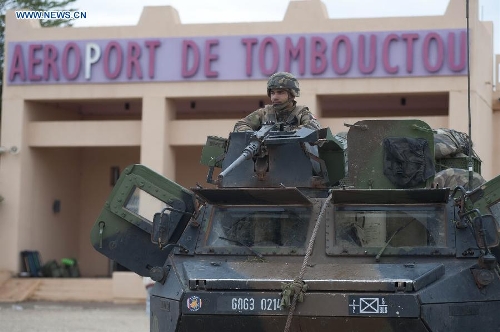 A photo released on Jan. 29, 2013 by French Army Communications Audiovisual office (ECPAD) shows French troops enter with Malian soldiers the histotic city of Timbuktu, north Mali on Jan. 28, 2013. The Malian army with the backing of the French troops claimed control of the airport in the northern town of Timbuktu on Monday. (Xinhua/ECPAD) 