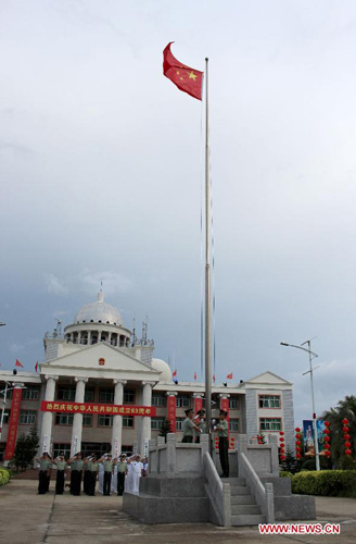 Photo taken on October 1, 2012 shows a flag raising ceremony marking the 63rd anniversary of the founding of the People's Republic of China, on the Yongxing Island, municipal government seat of Sansha, south China's Hainan Province. Photo: Xinhua