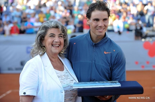 Spanish tennis player Rafael Nadal (R) receives a commemorative plate as an illustrious visitor from the city mayor Virginia Reginato (L) after a Vina del Mar ATP tournament doubles match, with Argentine Juan Monaco against Czech Republic's Frantisek Cermank and Lukas Dlouhy, in Vina del Mar, Valparaiso Region, Chile, on Feb. 5, 2013. (Xinhua/Jorge Villegas) 